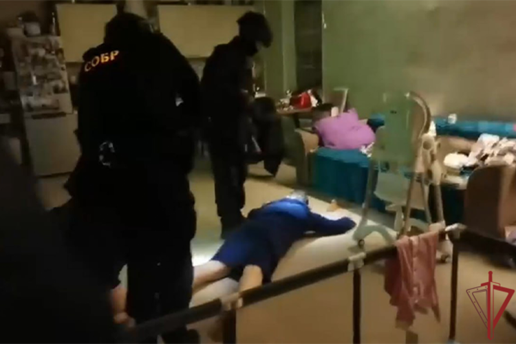 Подозреваемые в нелегальном сбыте сильнодействующих препаратов задержаны в Москве при силовой поддержке спецназа Росгвардии (видео)