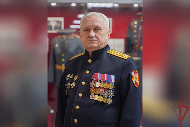 Председатель Совета ветеранов Главного управления Росгвардии по г. Москве полковник милиции в отставке Владимир Комаров поздравил ветеранов службы с праздником (видео)