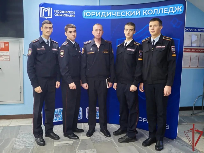 Офицер столичного главка Росгвардии принял участие в брифинге в подшефном колледже