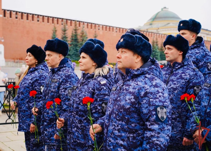 Столичные росгвардейцы возложили цветы на Красной площади в честь Дня народного единства (видео)