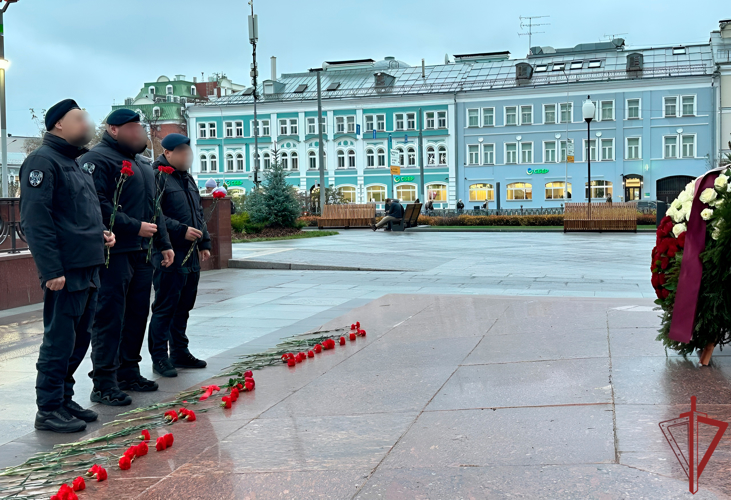 Столичные спецподразделения Росгвардии провели церемонии возложения цветов в память о погибших товарищах