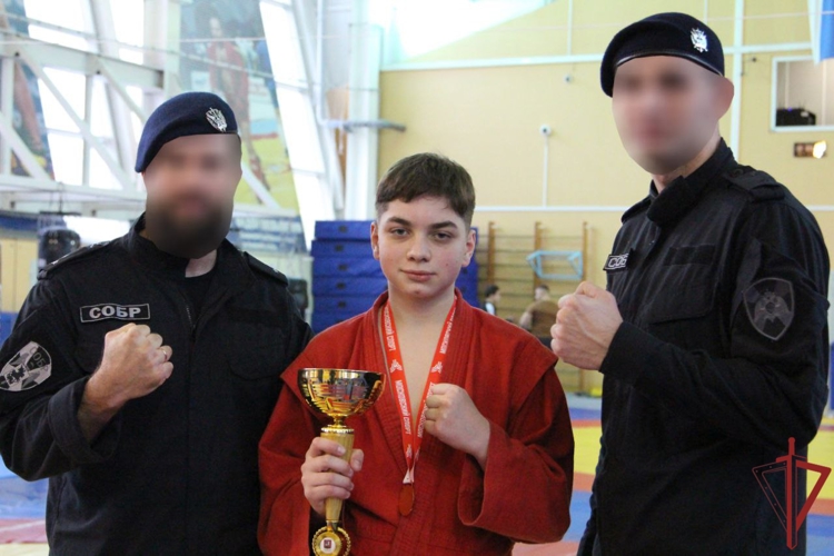 Сотрудники СОБР «Столица» столичного главка Росгвардии поздравили победителей и призеров турнира "Самбо-70"