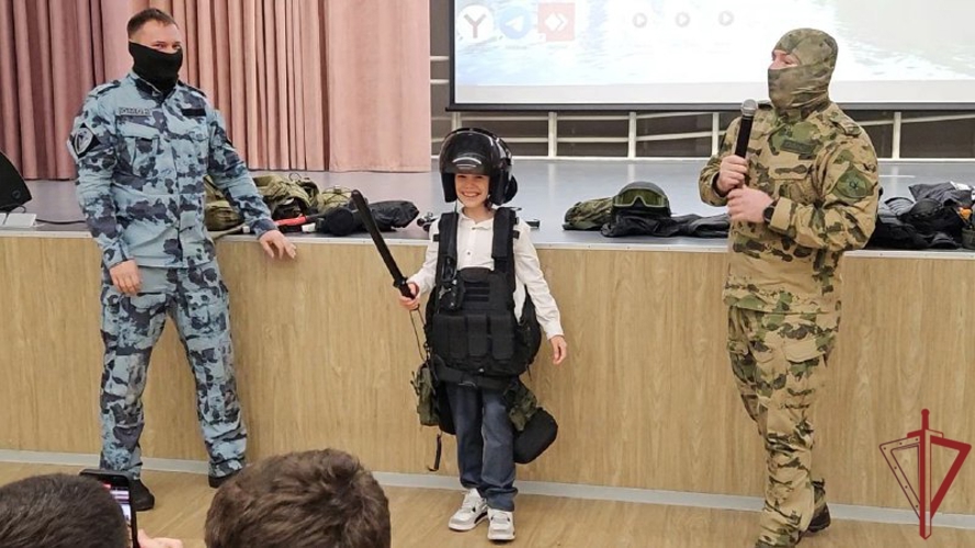 Бойцы столичного ОМОН «Авангард» Росгвардии провели урок мужества для школьников(видео)