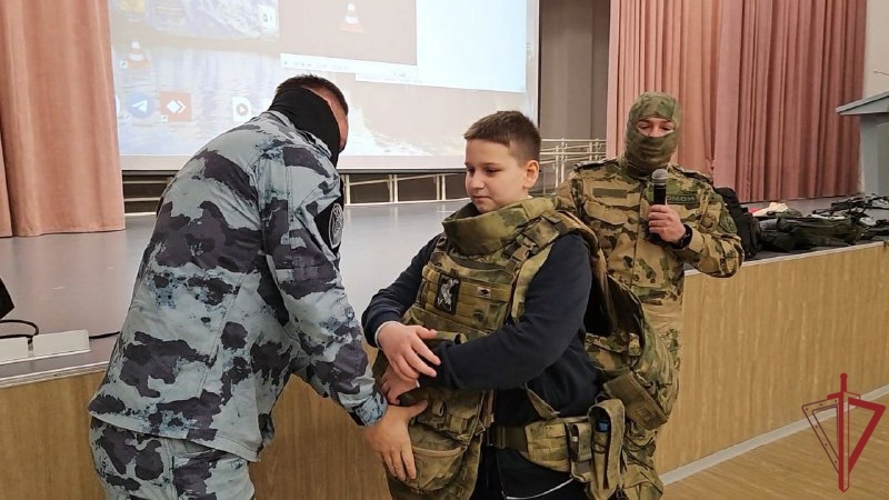 Бойцы столичного ОМОН «Авангард» Росгвардии провели урок мужества для школьников(видео)