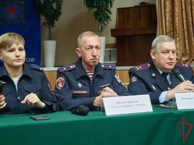 Офицер столичного главка Росгвардии принял участие в брифинге в подшефном колледже