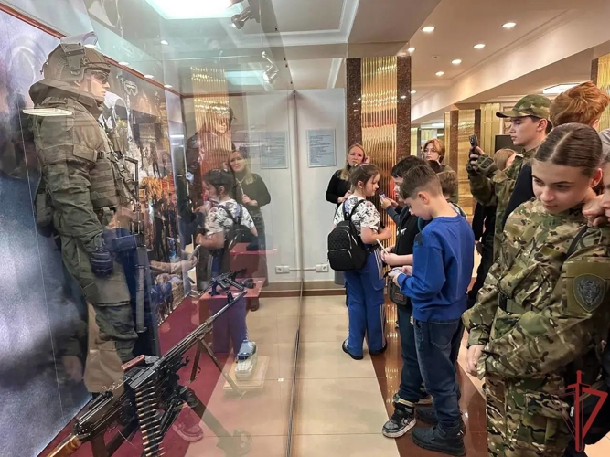 Сотрудники московского СОБР «Столица» Росгвардии организовали экскурсию для воспитанников патриотического клуба