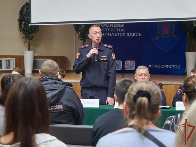Офицер столичного главка Росгвардии принял участие в брифинге в подшефном колледже