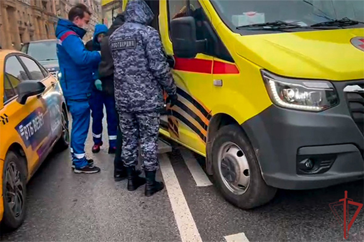 Столичные росгвардейцы оказали помощь сбитому пешеходу (видео)