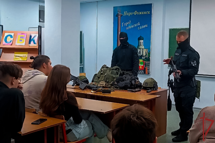 Столичные спецназовцы рассказали студентам колледжа о службе