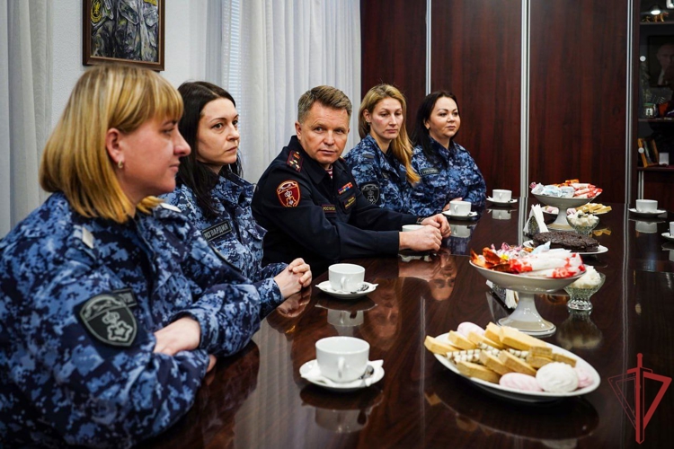 Столичные росгвардейцы поздравили с Днем матери многодетных матерей, проходящих службу в подразделении (видео)