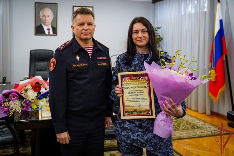Столичные росгвардейцы поздравили с Днем матери многодетных матерей, проходящих службу в подразделении (видео)