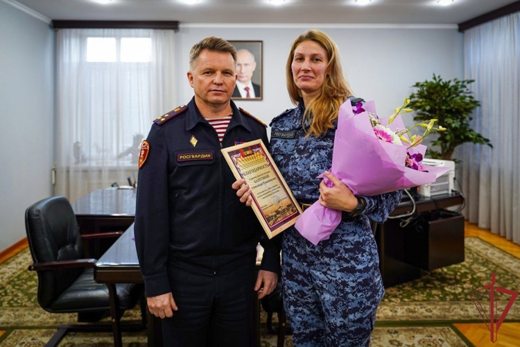 Столичные росгвардейцы поздравили с Днем матери многодетных матерей, проходящих службу в подразделении (видео)