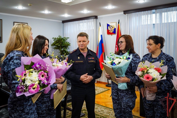 Столичные росгвардейцы поздравили с Днем матери многодетных матерей, проходящих службу в подразделении (видео)