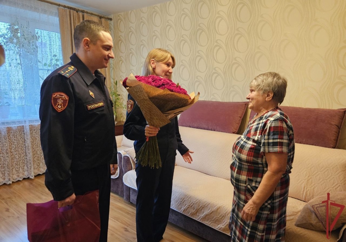 В День матери столичные росгвардейцы поздравили матерей и вдов сослуживцев