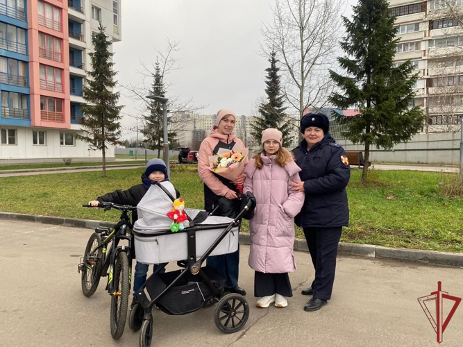 В День матери столичные росгвардейцы поздравили матерей и вдов сослуживцев