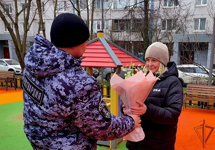 В День матери столичные росгвардейцы поздравили матерей и вдов сослуживцев