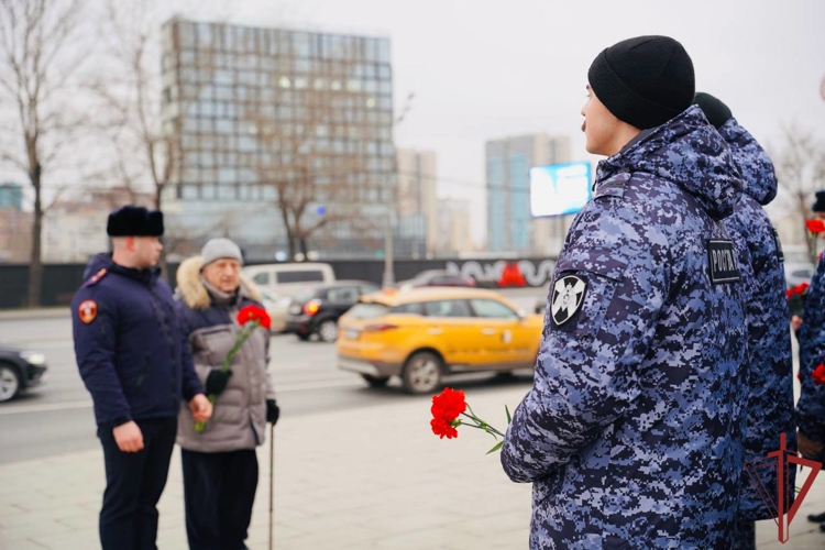 Столичные росгвардейцы в День Героев Отечества приняли участие в памятном возложении на Поклонной горе