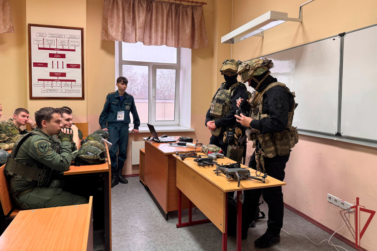 Урок мужества для московских студентов провели спецназовцы Росгвардии