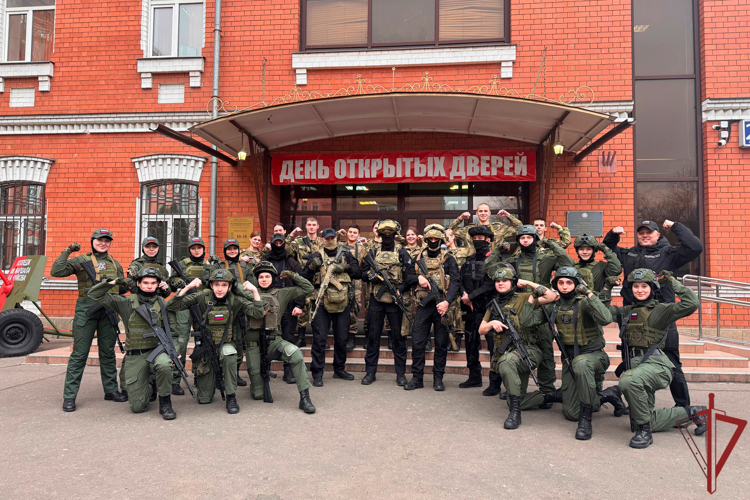 Урок мужества для московских студентов провели спецназовцы Росгвардии