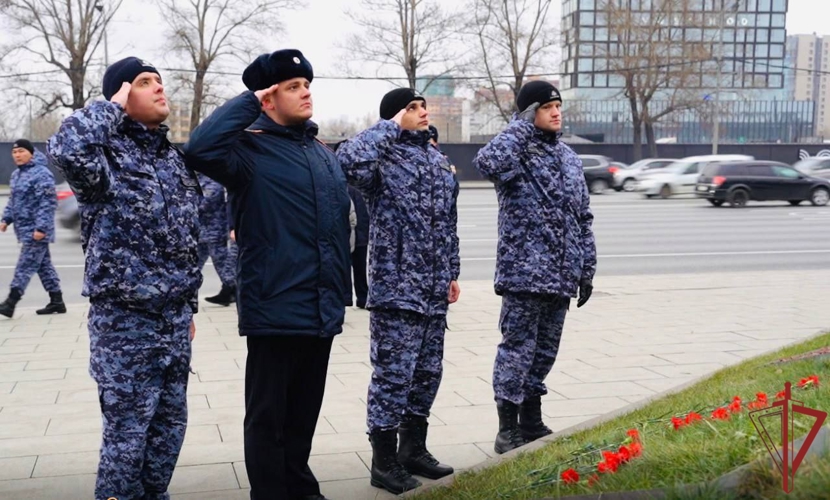 Столичные росгвардейцы в День Героев Отечества приняли участие в памятном возложении на Поклонной горе