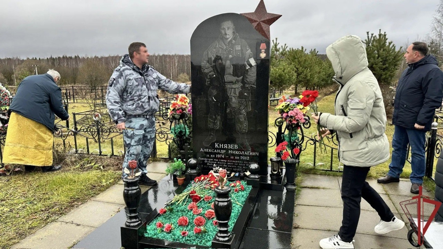 Столичные спецназовцы почтили память погибшего при выполнении служебного долга боевого товарища