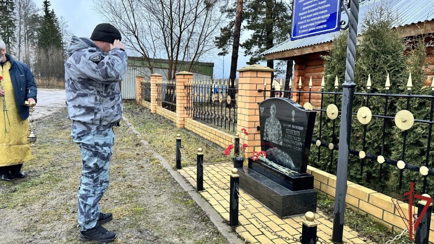 Столичные спецназовцы почтили память погибшего при выполнении служебного долга боевого товарища