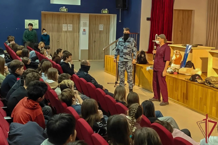 Столичные спецназовцы провели урок мужества для московских школьников