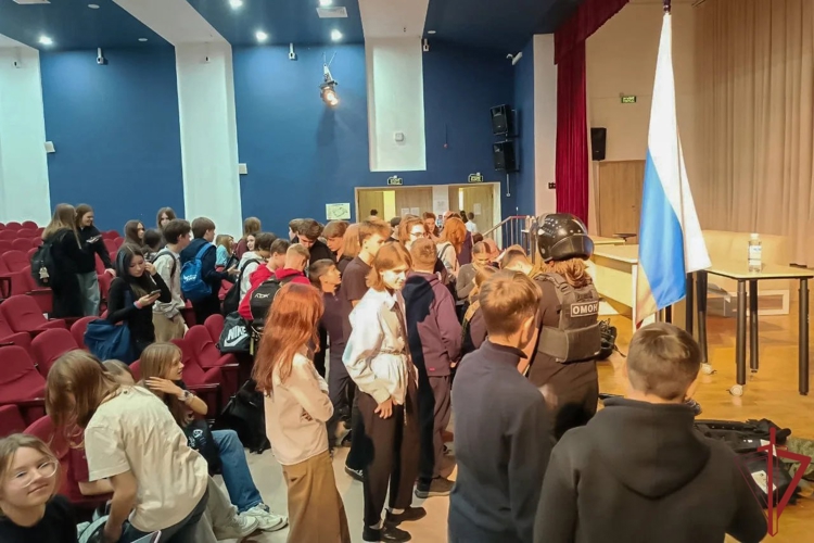 Столичные спецназовцы провели урок мужества для московских школьников