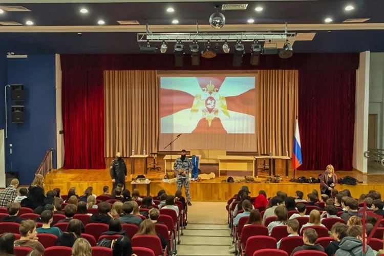 Столичные спецназовцы провели урок мужества для московских школьников