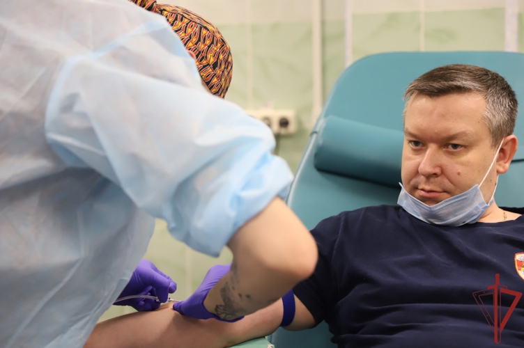 Сотрудники Росгвардии поддержали донорскую акцию «От сердца к сердцу» в Москве