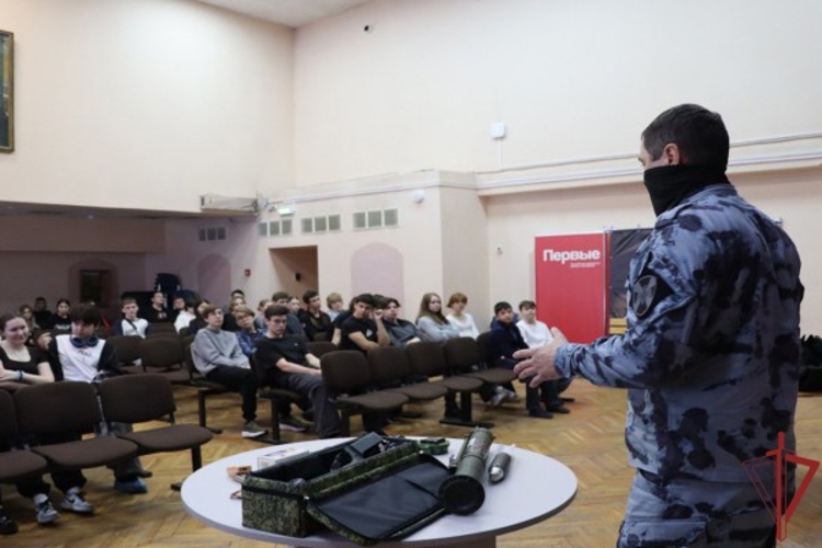 Сотрудники ОМОН «Авангард» провели тематический урок для столичных школьников (видео)