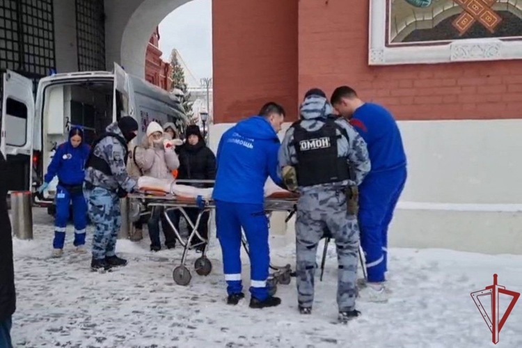 Росгвардейцы помогли пострадавшей в Москве