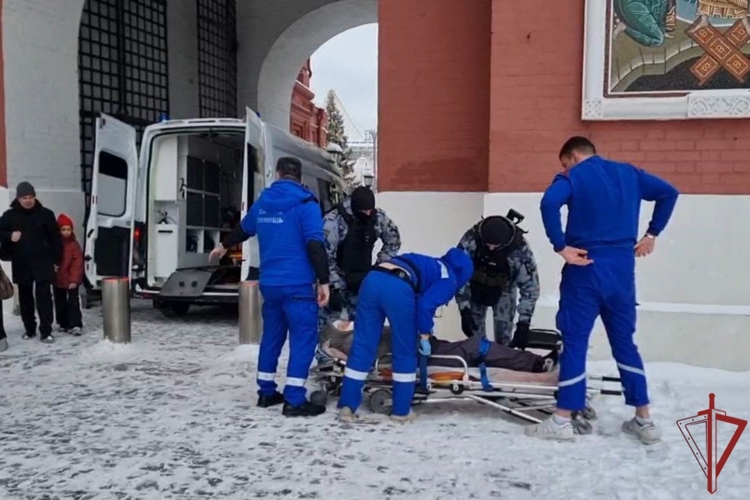 Росгвардейцы помогли пострадавшей в Москве