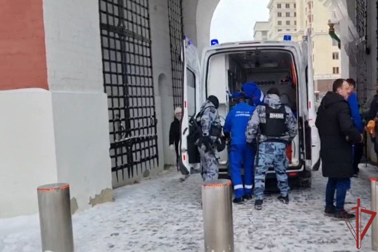 Росгвардейцы помогли пострадавшей в Москве