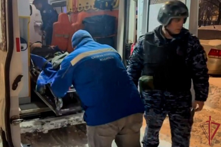 Росгвардейцы пришли на помощь 80-летней москвичке, получившей травму головы (видео)