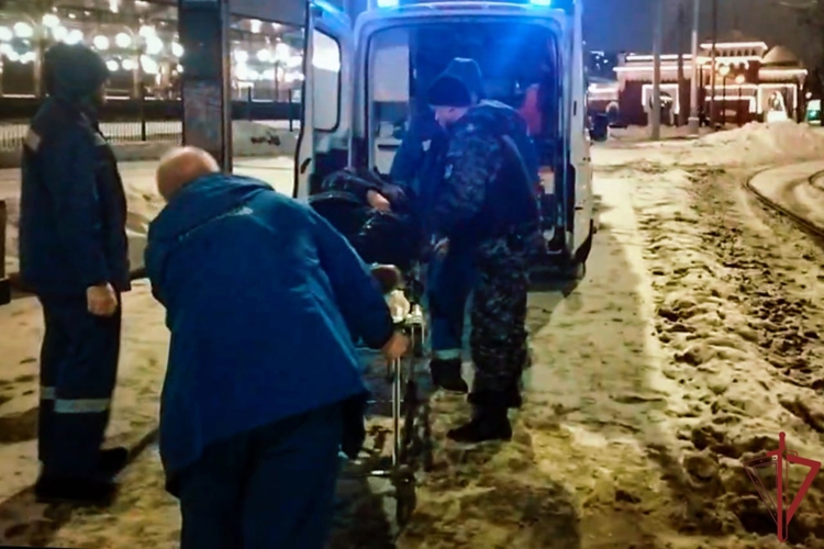 В Москве сотрудники Росгвардии спасли мужчину, потерявшего сознание на улице (видео)