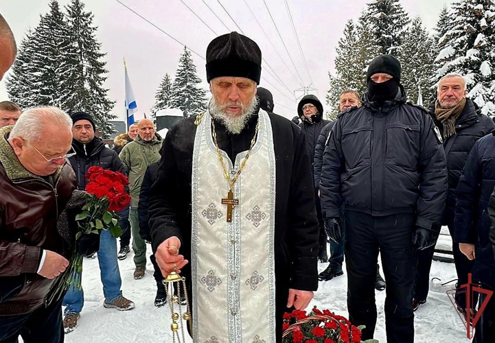 В Москве почтили память бойцов столичного СОБР, погибших в селе Первомайское 30 лет назад 
