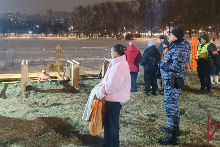 Столичные росгвардейцы обеспечили безопасность мероприятий, посвящённых Крещению Господню (видео)