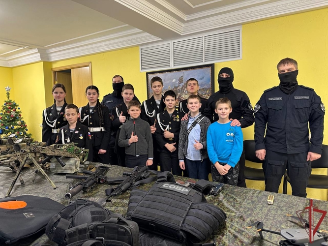 В День Студента столичные росгвардейцы пригласили в гости детей из военно-патриотического клуба