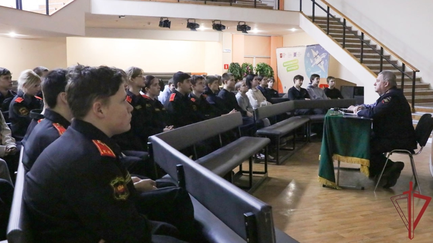 Сотрудник столичного главка Росгвардии рассказал курсантам подшефного колледжа о требованиях к кандидатам на службу