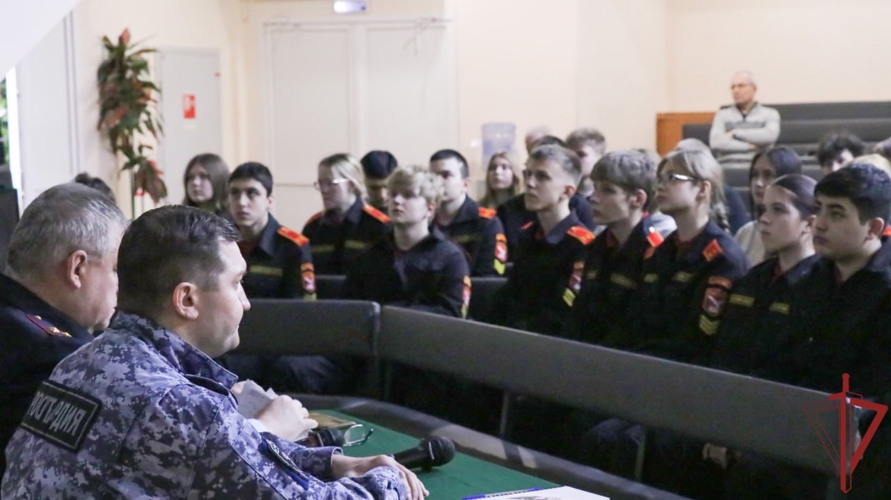 Сотрудник столичного главка Росгвардии рассказал курсантам подшефного колледжа о требованиях к кандидатам на службу