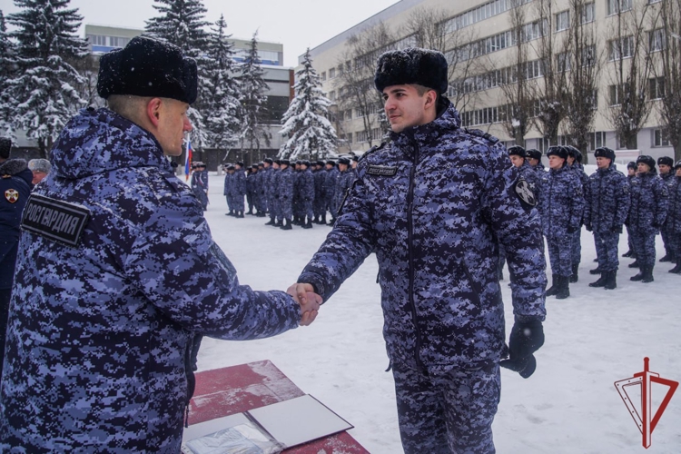 Более 130 росгвардейцев успешно завершили обучение в Центре профессиональной подготовки сотрудников вневедомственной охраны (видео)