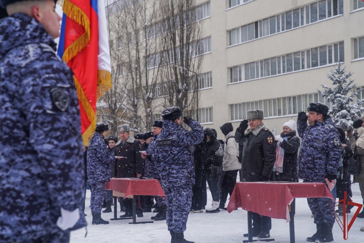 Более 130 росгвардейцев успешно завершили обучение в Центре профессиональной подготовки сотрудников вневедомственной охраны (видео)