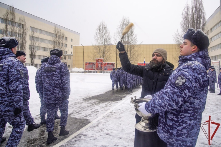 Более 130 росгвардейцев успешно завершили обучение в Центре профессиональной подготовки сотрудников вневедомственной охраны (видео)