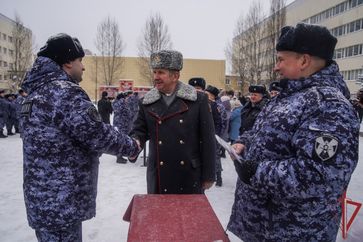 Более 130 росгвардейцев успешно завершили обучение в Центре профессиональной подготовки сотрудников вневедомственной охраны (видео)