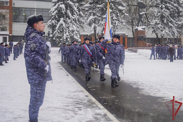 Более 130 росгвардейцев успешно завершили обучение в Центре профессиональной подготовки сотрудников вневедомственной охраны (видео)