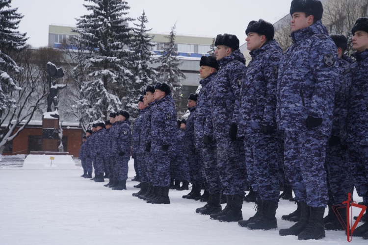 Более 130 росгвардейцев успешно завершили обучение в Центре профессиональной подготовки сотрудников вневедомственной охраны (видео)