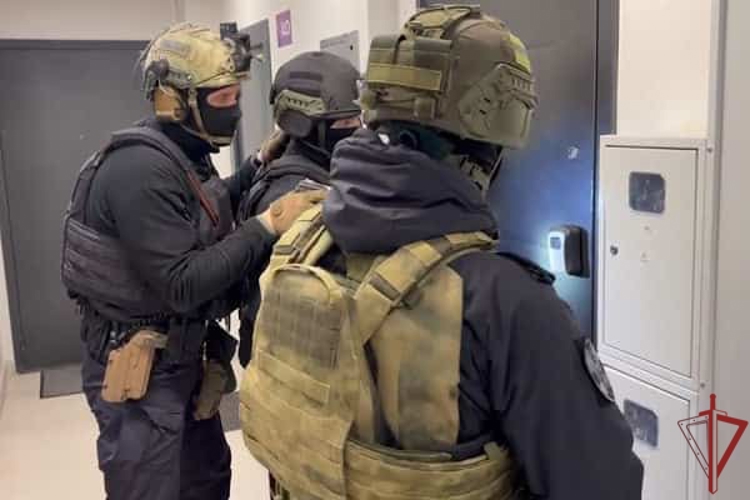 При участии столичного спецназа Росгвардии задержаны члены группы, обслуживавшей телефонных мошенников (видео)