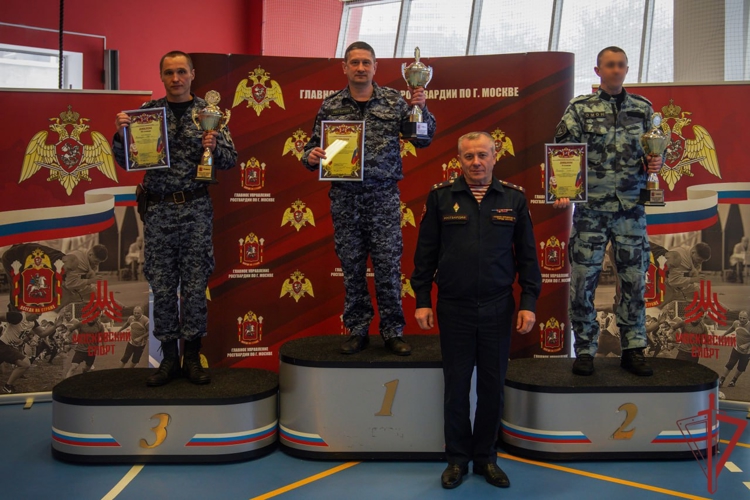 В  столичном главке Росгвардии прошли соревнования по лыжным гонкам и зимнему офицерскому троеборью (видео)