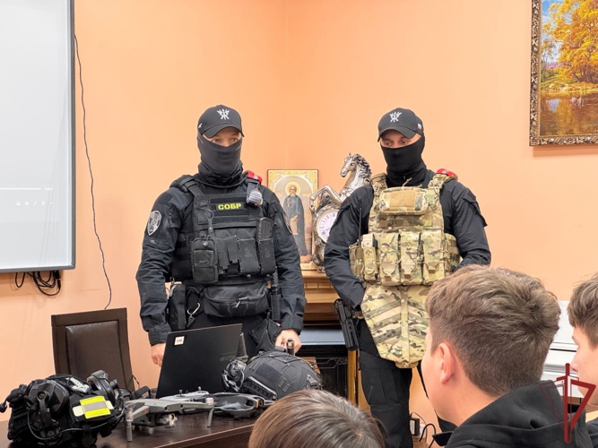 Офицеры московского СОБР «Центр» рассказали лицеистам о службе Отечеству (видео)